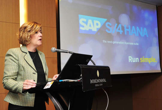 4일 서울 코엑스인터콘티넨탈호텔에서 진행된 'SAP 비즈니스 스위트4 하나' 발표회에서 어데어 폭스 마틴 SAP아시아태평양, 일본 총괄 대표가 신제품을 설명하고 있다.  SAP코리아 제공